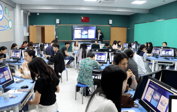 慧帆破雾开新境,AI驾浪启锦程 ——红岭教育集团华富中学探索人工智能教育之路